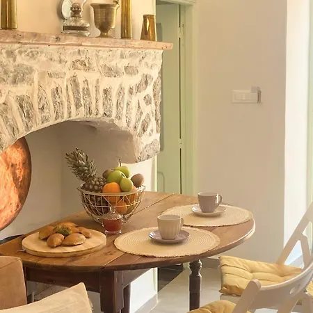 Aleminas House 1 公寓